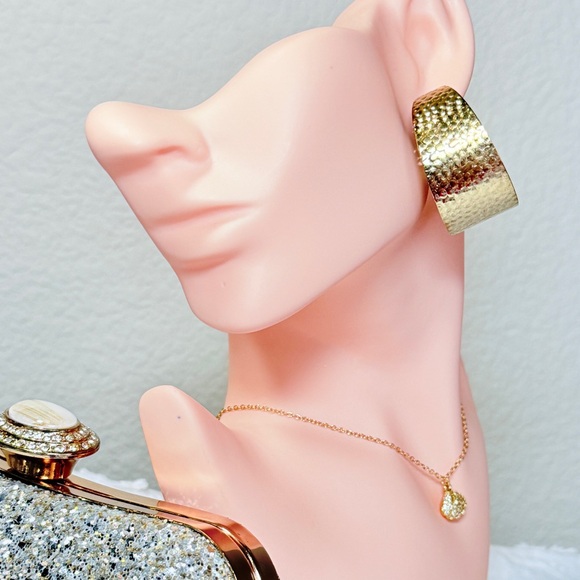 ⚜️ Gold Hammered Earrings - Picture 5 of 7